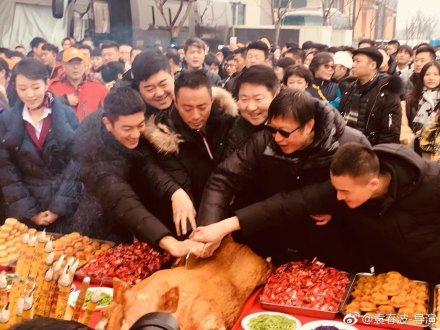 刘伟强执导《中国机长》无锡开机 张涵予再现川航英雄事迹