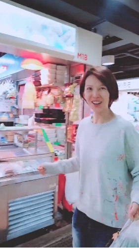 张晋分享蔡少芬买菜短片并留言：“媳妇儿不见了，最后在菜市场找到了。”