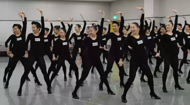 宝冢音乐学校人才辈出 学生优雅气质令女生神往