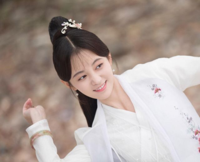 为何鞠婧祎总留“韩式刘海”?当她将刘海撩起后，还以为我眼花了