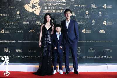 《少年与海》剧组亮相海南岛国际电影节红毯