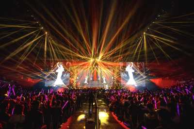 李玟“YOU&I”南京站全新造型开唱 与歌迷打造万